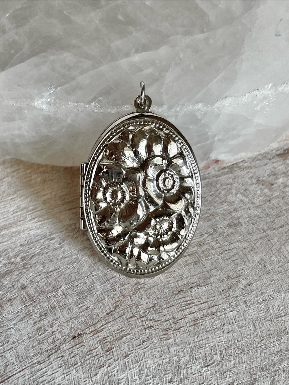 Vintage Oval Poppy Floral Etched Silver Tone Embossed Locket Pendant - Picture 2 of 4